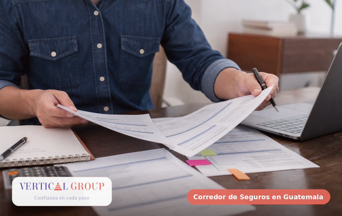 Foto realista de comparación de cotizaciones para contratar un seguro