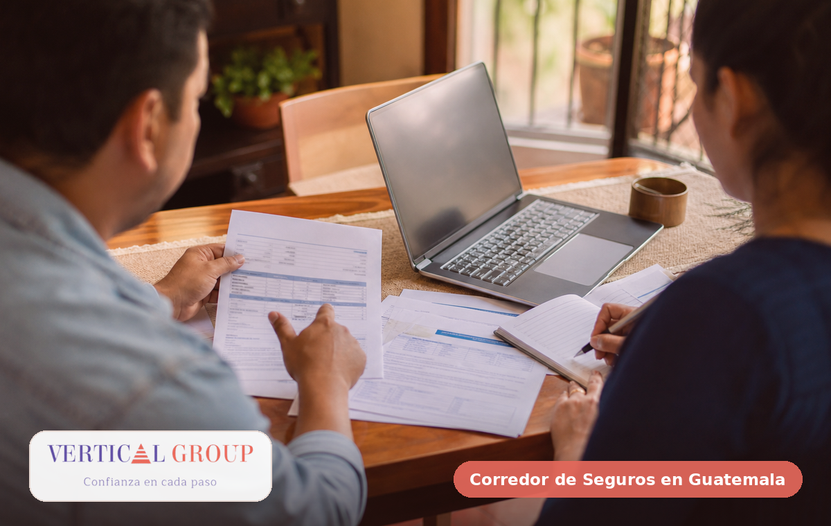 Foto realista de personas revisando documentos para contratar un seguro en Guatemala
