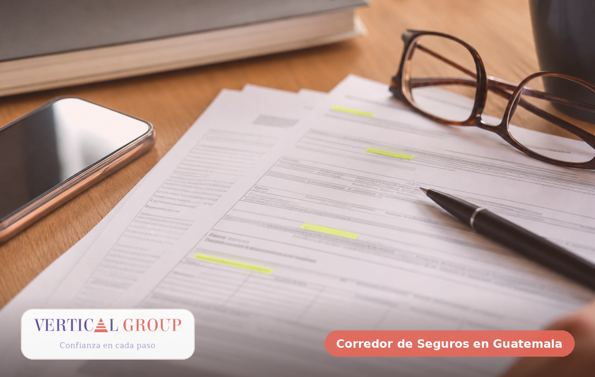 Foto realista de póliza y documentos para revisar claves de empresas de mantenimiento