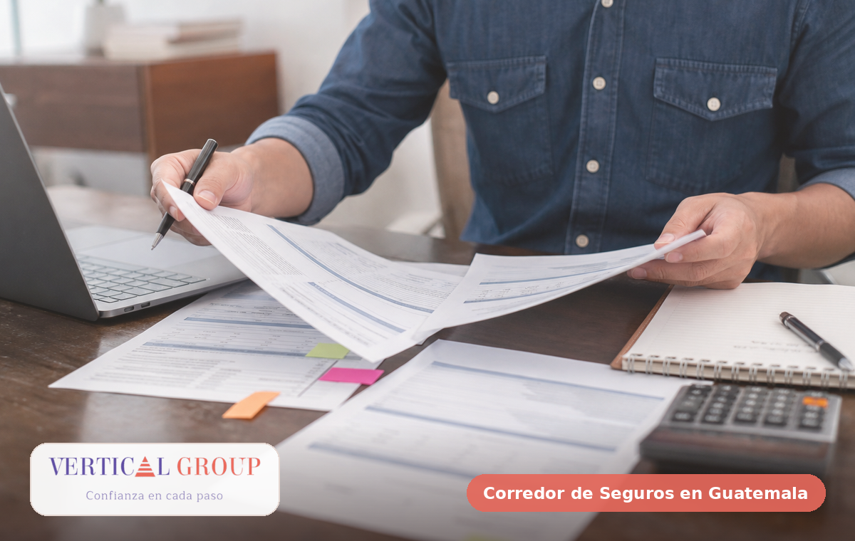 Foto realista de comparación de cotizaciones para seguro para primer carro