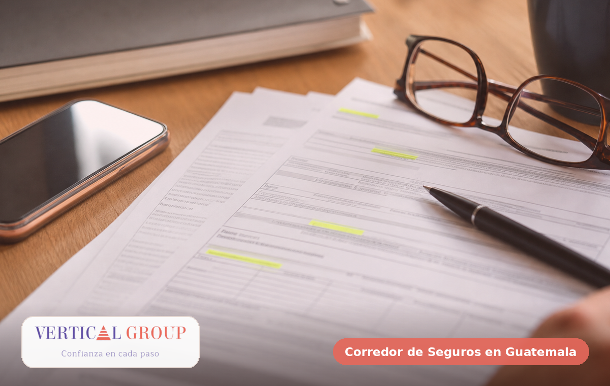 Foto realista de checklist para contratar un seguro