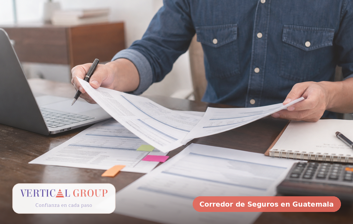 Foto realista de comparación de opciones para contratar un seguro