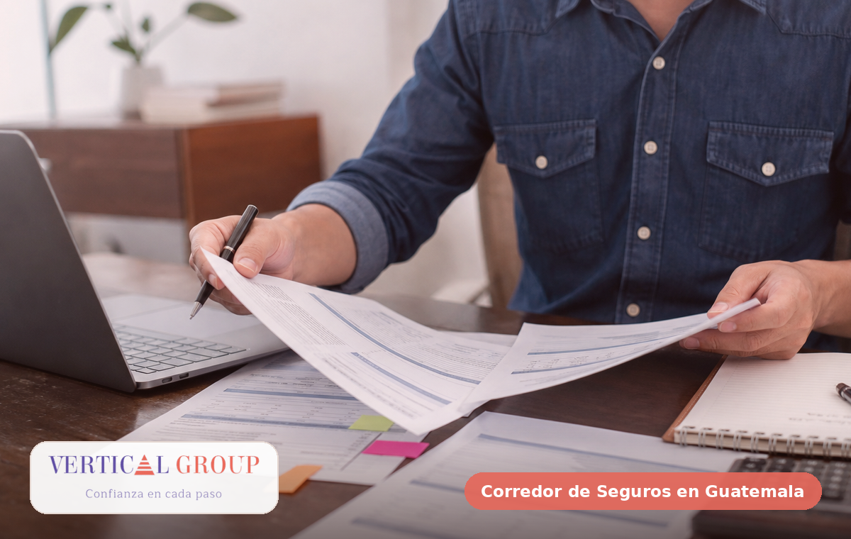 Foto realista de póliza con notas sobre exclusiones, deducibles y renovación