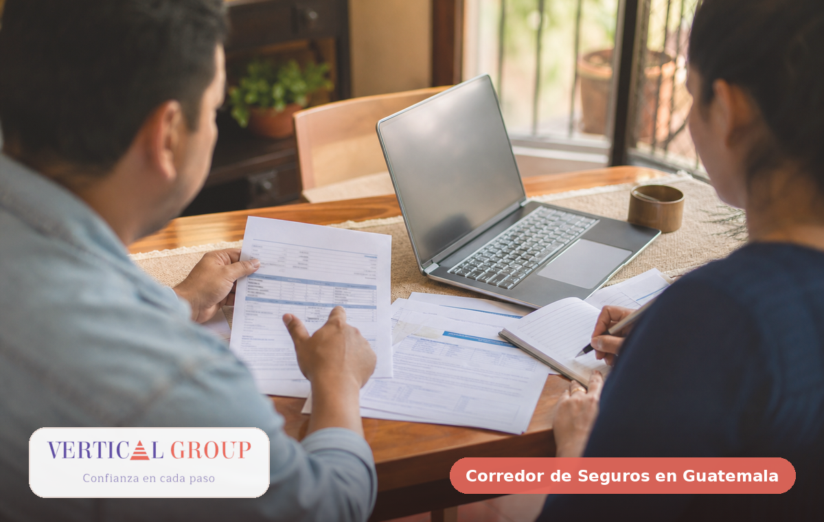 Foto editorial de póliza marcada para renovación y revisión anual