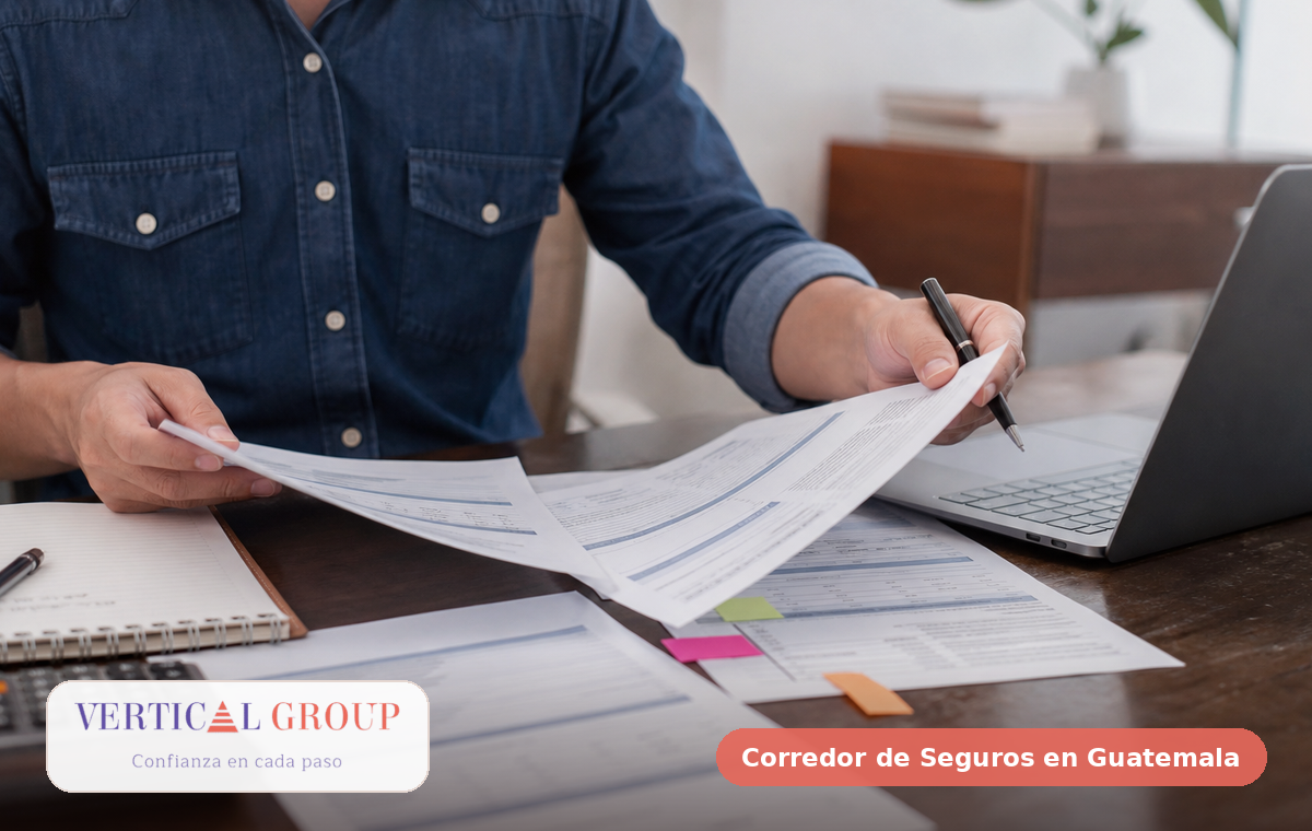 Foto realista de póliza y documentos para revisar claves de revisar tu póliza