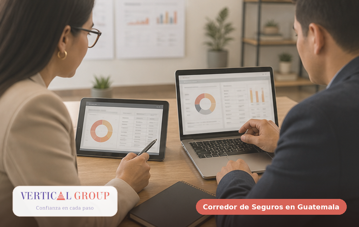 Foto realista de personas revisando documentos para revisar tu póliza en Guatemala