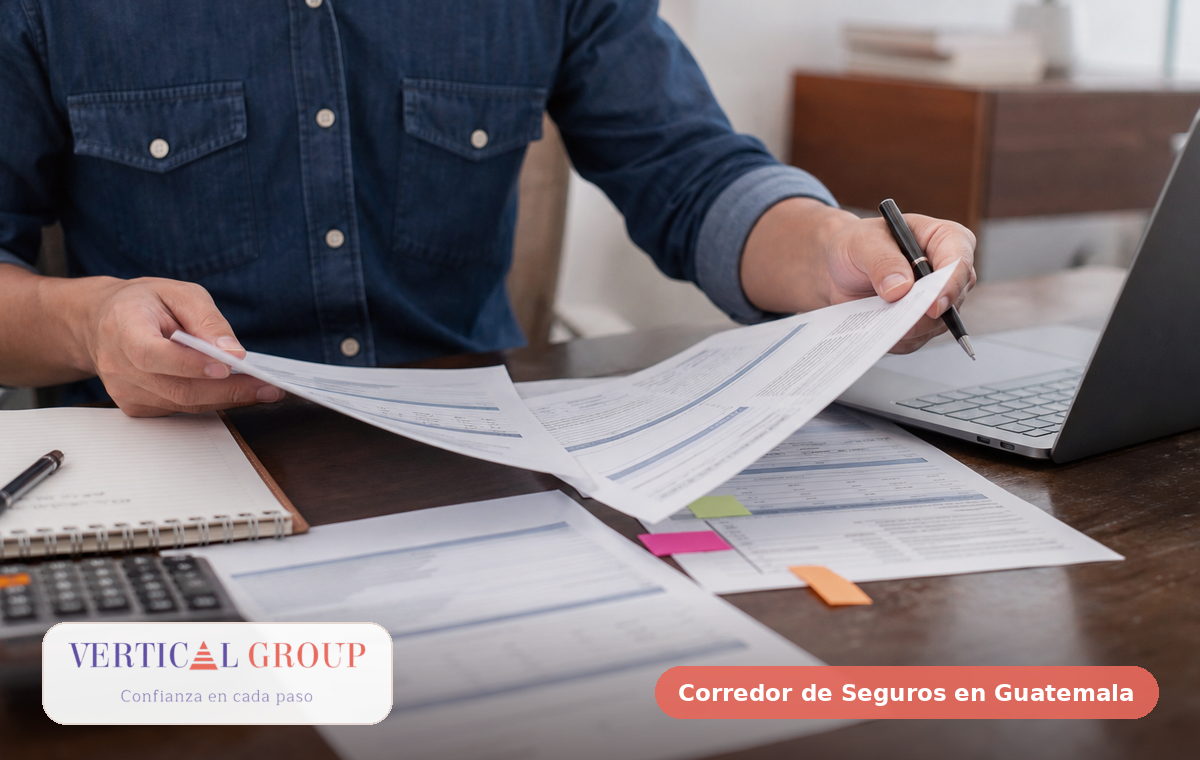 Foto realista de comparación de tres opciones de seguro de auto