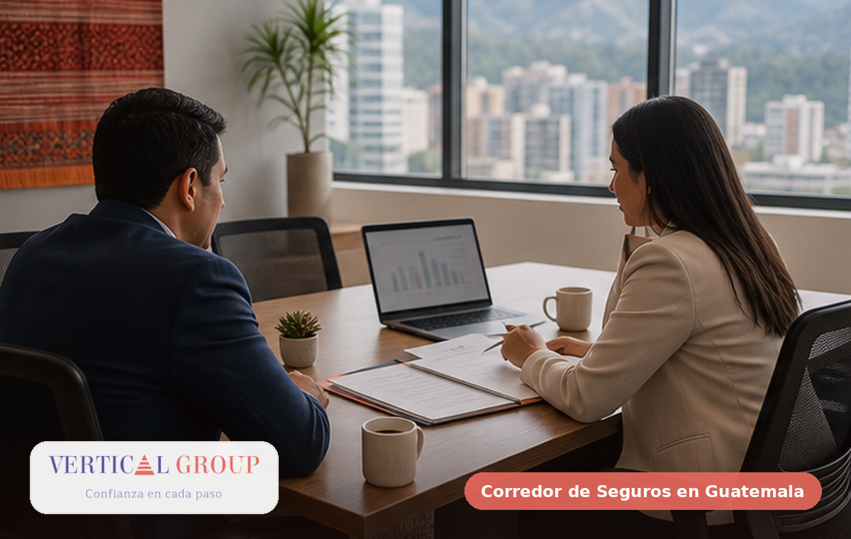Foto editorial de equipo de empresa revisando riesgos, contratos y documentos de seguro