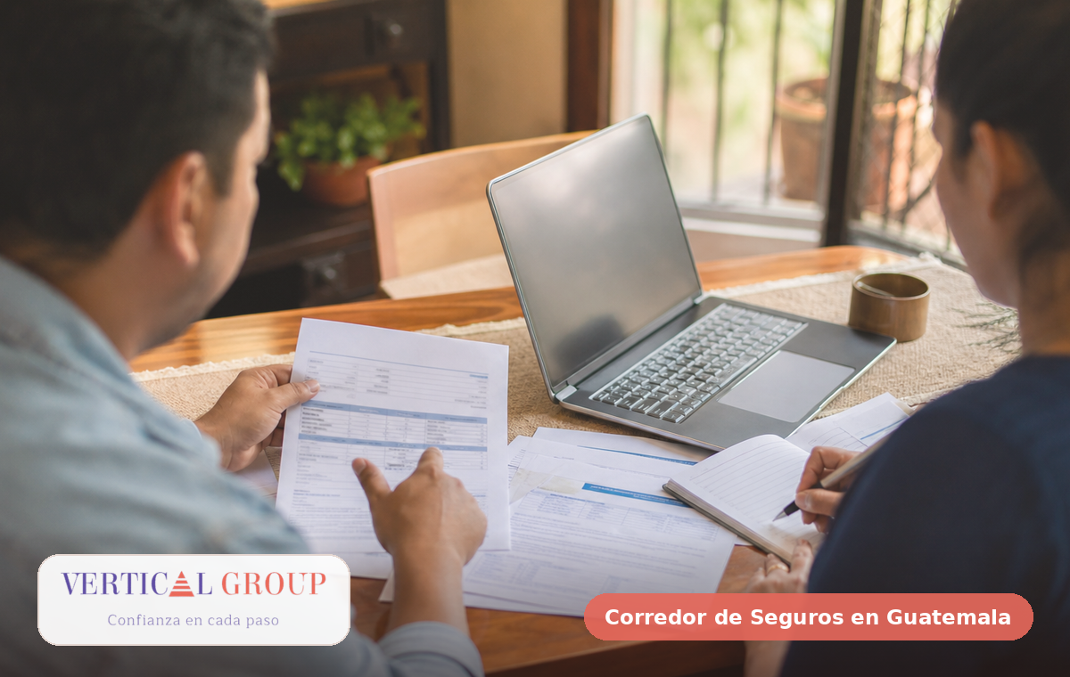 Foto realista de checklist de seguro de vida y documentos familiares