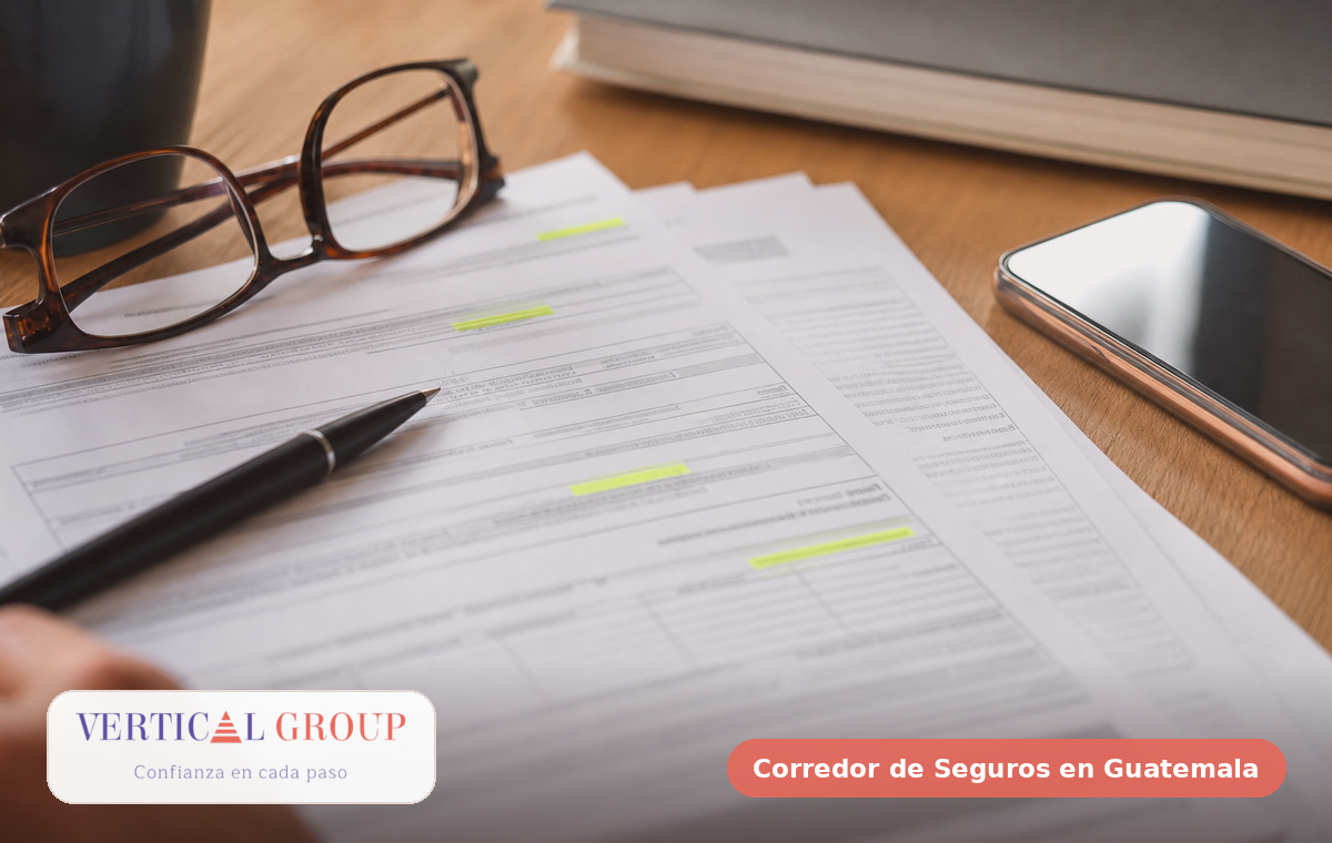 Foto realista de póliza de vida con notas de beneficiarios y suma asegurada