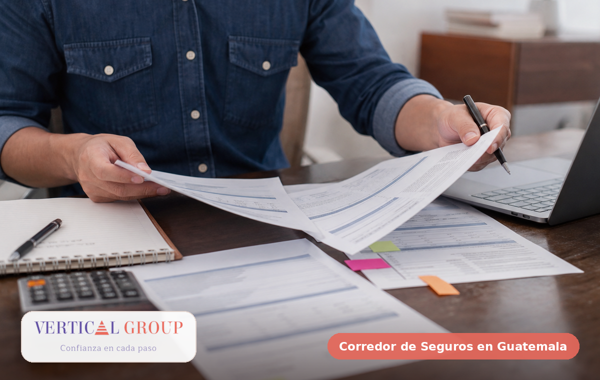 Foto realista de póliza empresarial, contrato y notas de responsabilidad civil