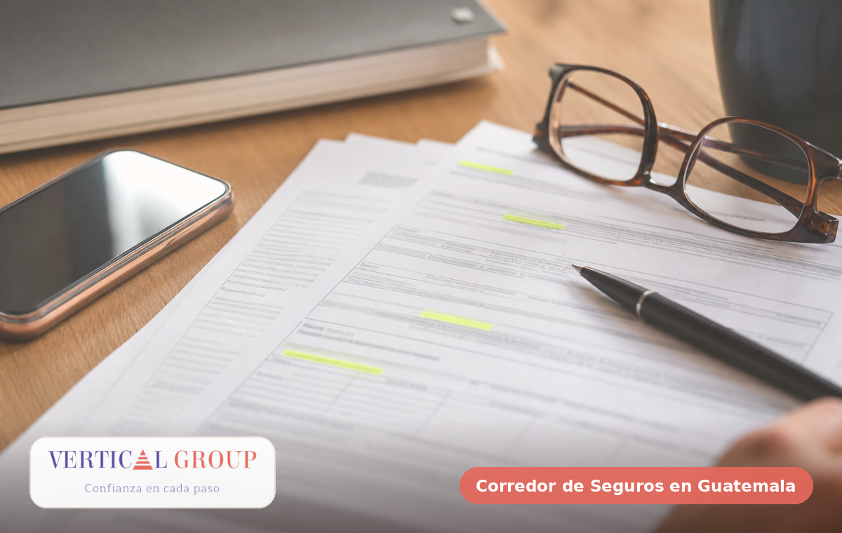 Foto realista de checklist de seguro médico con documentos y presupuesto familiar