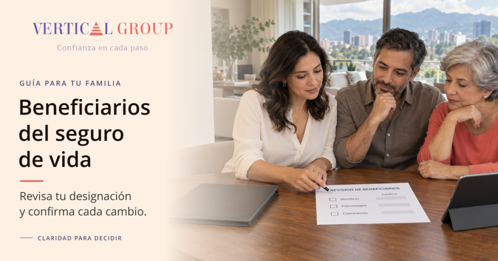 Tres adultos ficticios revisan una lista de beneficiarios del seguro de vida en una sala contemporánea.
