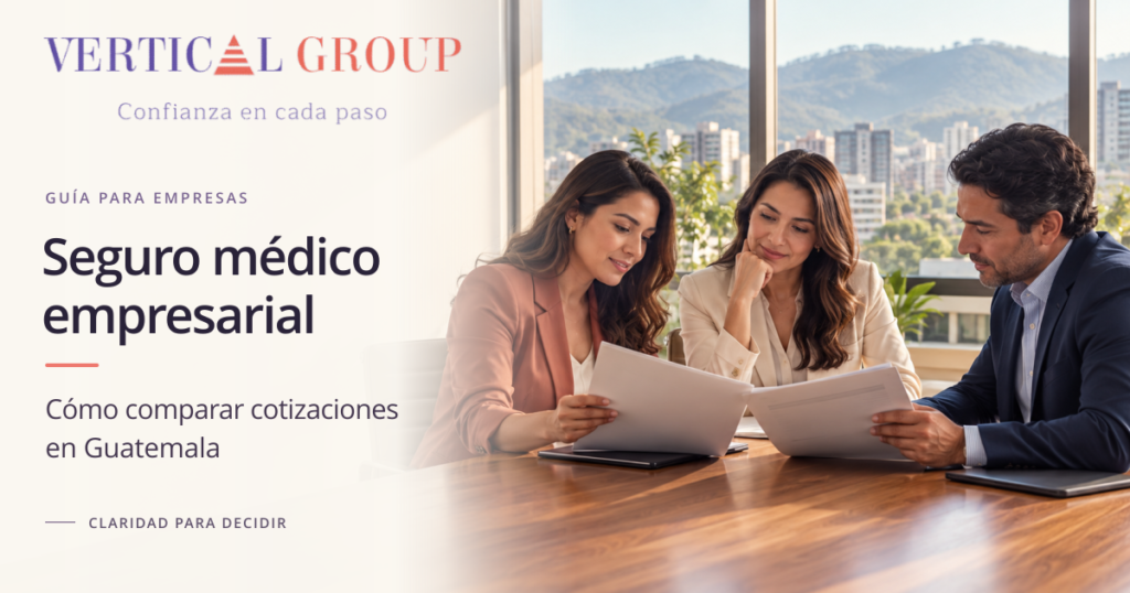 Tres profesionales ficticios revisan propuestas de seguro médico empresarial; guía para comparar cotizaciones en Guatemala.
